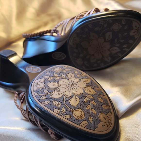 sandals - Picture 2 of 3